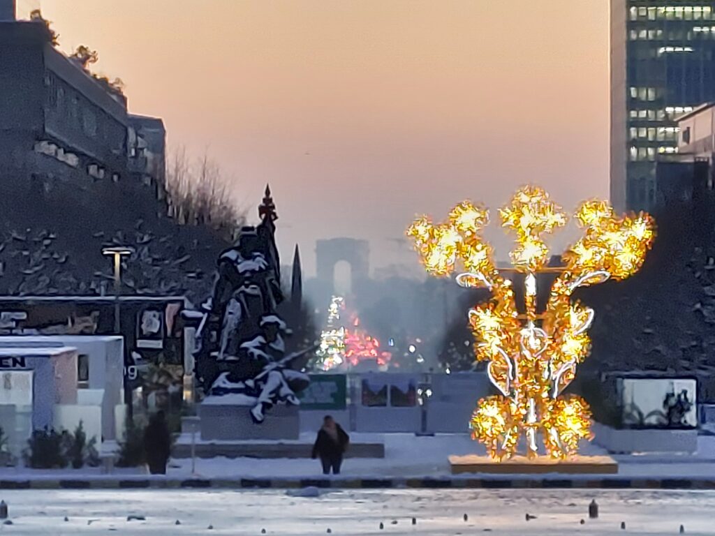 The business district, aka la Défense, under the snow, with the Arc de Triomphe in the background.